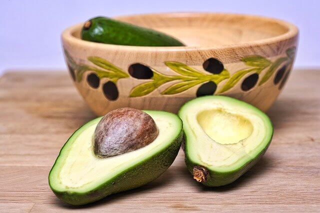 avocado sliced and in plate